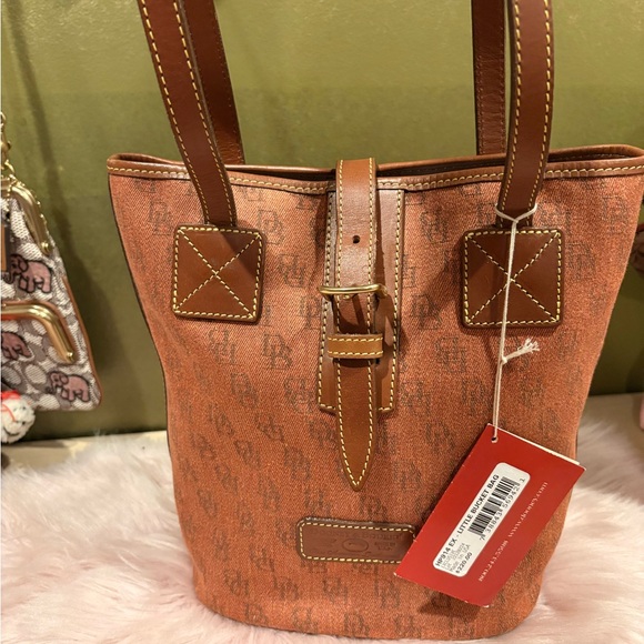 Dooney & Bourke Signature Bucket Tote NWT - Picture 1 of 8